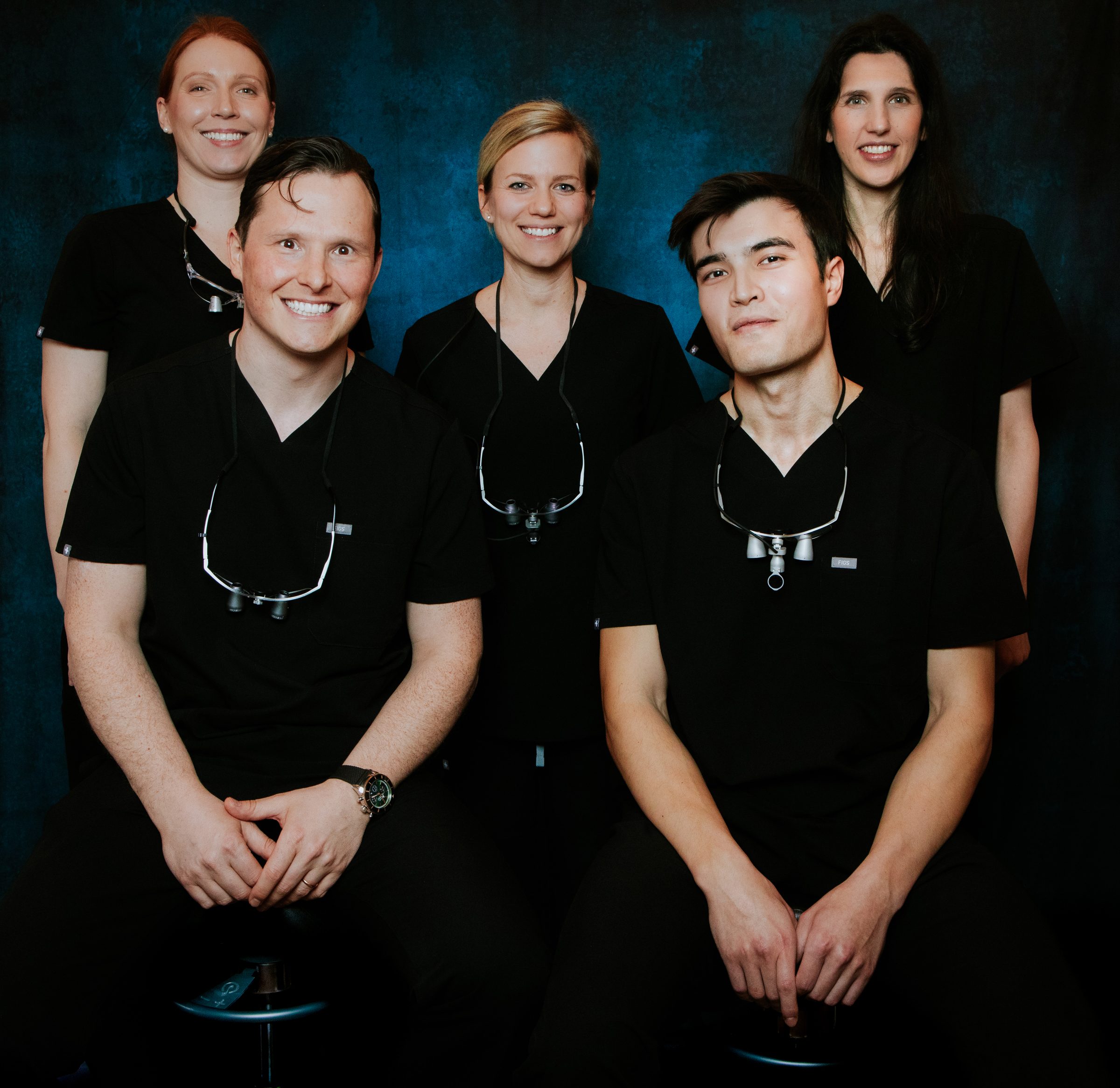 Das Ärzteteam von Dr. Wiens + Kollegen vor dunkelblauem Hintergrund