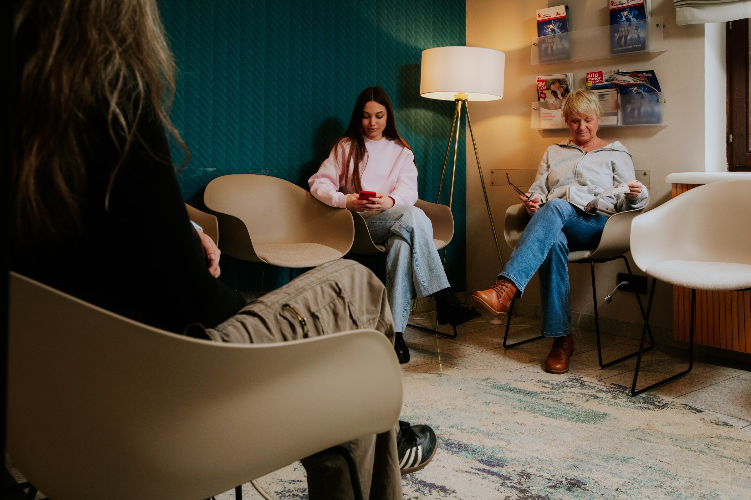 Wartebereich der Praxis mit Patientinnen